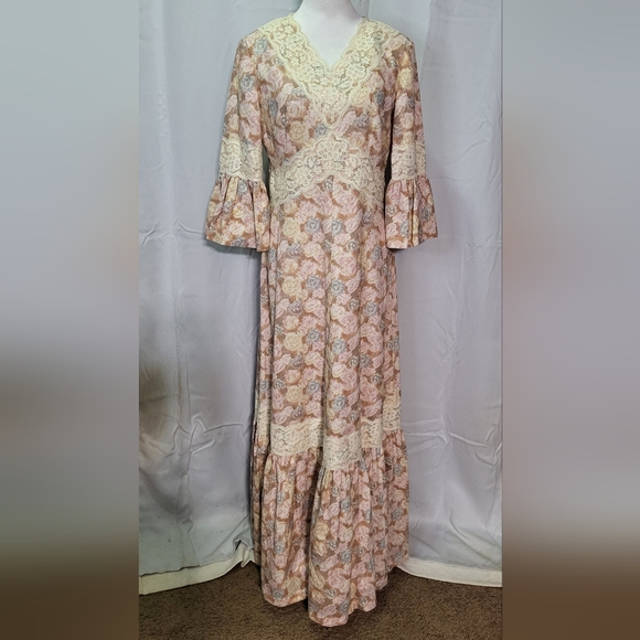 Vintage 1970's Women's Pink Floral Lace Bell Long Sleeve Maxi Ballgown Dress Med - Picture 2 of 9